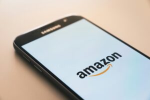 Amazon - Foto von <a href="https://unsplash.com/de/@christianw?utm_content=creditCopyText&utm_medium=referral&utm_source=unsplash">Christian Wiediger</a> auf <a href="https://unsplash.com/de/fotos/schwarzes-samsung-galaxy-smartphone-mit-amazon-logo-rymh7EZPqRs?utm_content=creditCopyText&utm_medium=referral&utm_source=unsplash">Unsplash</a>